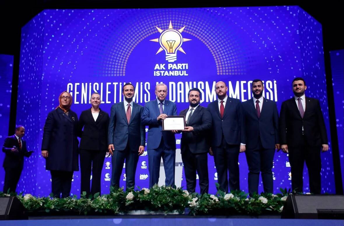 Partili Cumhurbaşkanı Erdoğan’dan AKP Kartal İlçe Başkanı Haydar Göksoy’a Başarı Belgesi